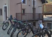 bottega in esterno: biciclette a noleggio