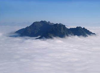 La Val Grande si erge come un'isola dal mare di nuvole - foto: Giancarlo Martini