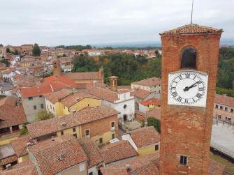Torre di Mombaruzzo vista dall'alto con sfondo del paese