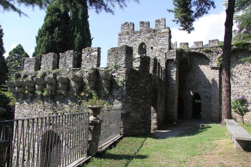 Resti del Castello di Mattarella al Sacro Monte Calvario di Domodossola